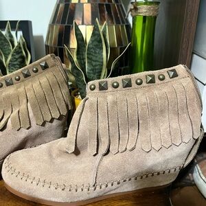 Crown Vintage Tan Moccasins with Fringe Details